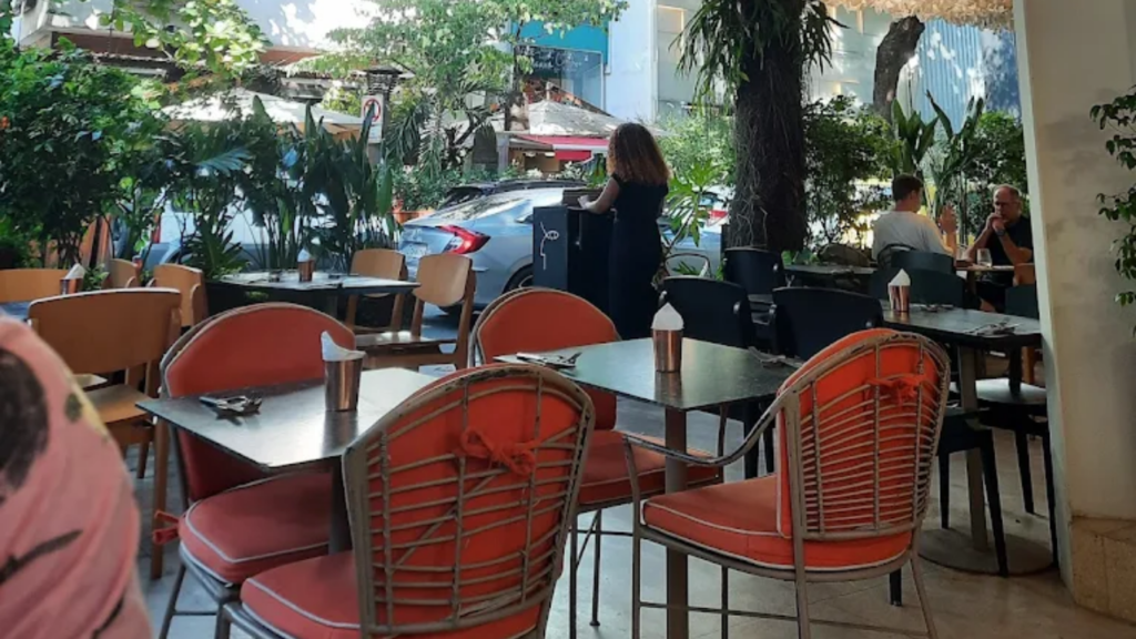 marrom e branco moderno viagens cupom de desconto post para instagram (4)